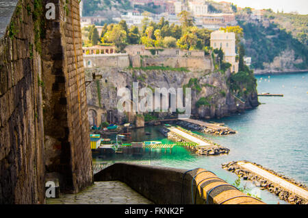 Sorrent, Neapel, Italien-Panorama, Gebirge, umfallen, blaues Meer und Strand mit Booten Stockfoto