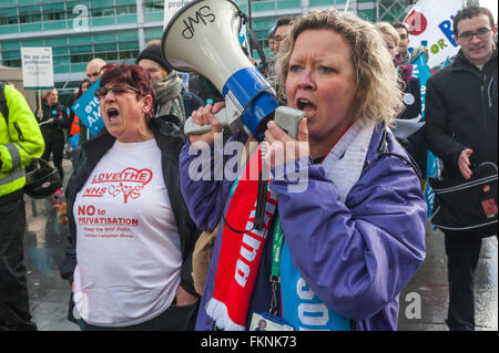 London, UK. 9. März 2016. Gewerkschafter und andere bei einer Kundgebung mit NHS Arbeitnehmer außerhalb University College Hospital, Beitritt der Streikposten Junior Ärzte auf ihre Streiktag. Janet Maiden führt die Aktivisten auf der anderen Straßenseite für die Rallye. Peter Marshall/Alamy Live-Nachrichten Stockfoto