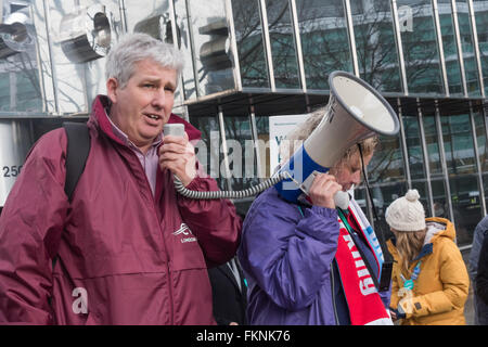 London, UK. 9. März 2016. Gewerkschafter und andere bei einer Kundgebung mit NHS Arbeitnehmer außerhalb University College Hospital, Beitritt der Streikposten Junior Ärzte auf ihre Streiktag. Führende Gewerkschafter, darunter Ian Murphy, kam CWU London Region Sekretär, zur Unterstützung der Ärzte und die Kampagnen die Privatisierung des NHS ersparen zu sprechen. Peter Marshall/Alamy Live-Nachrichten Stockfoto