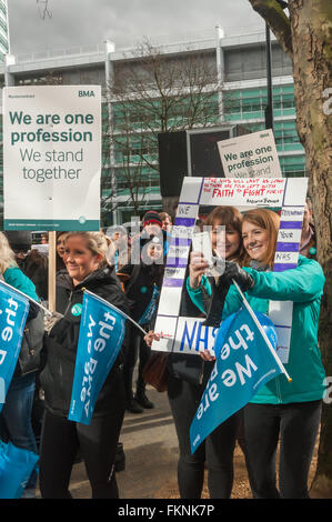 London, UK. 9. März 2016. Ärzte in der Ausbildung nehmen Sie eine "Selfie" bei der Rallye von Gesundheitspersonal und anderen Gewerkschaftern gegenüber University College Hospital. Führende Gewerkschafter kam sozusagen zur Unterstützung der Ärzte und die Kampagnen des NHS von Privatisierung zu retten. Peter Marshall/Alamy Live-Nachrichten Stockfoto