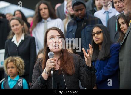 Eugene, Oregon, USA. 9. März 2016. Kläger KELSEY JULIANA spricht auf den Stufen des Bundesgericht in Eugene, nachdem US-Richter Thomas Coffin mündlich verhandelt in ihrem Fall gegen die Bundesregierung gehört. Juliana ist eine der 21 Jugend Kläger verlangen, dass die US-Regierung wissenschaftlich begründete Maßnahmen gegen den Klimawandel zu ergreifen. © Robin Loznak/ZUMA Draht/Alamy Live-Nachrichten Stockfoto