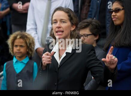 Eugene, Oregon, USA. 9. März 2016. Führen Sie Anwalt, den JULIA OLSON auf den Stufen des Bundesgericht in Eugene, spricht nachdem US-Richter Thomas Coffin mündlich verhandelt in ihrem Fall gegen die Bundesregierung gehört. Der Fall betrifft 21 Jugend Kläger verlangen, dass die US-Regierung wissenschaftlich begründete Maßnahmen gegen den Klimawandel zu ergreifen. © Robin Loznak/ZUMA Draht/Alamy Live-Nachrichten Stockfoto