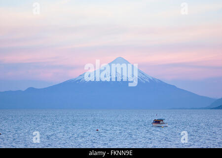 Blick vom Puerto Varas über Lago Llanquihue auf Vulkan Osorno, abends Licht, Seenplatte, Patagonien, Chile Stockfoto