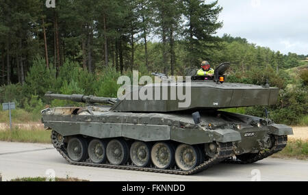 British Challenger 2 Tank fahren mit ihm Revolver während eines Trainingslaufs umgekehrt. Juli 2016 Stockfoto