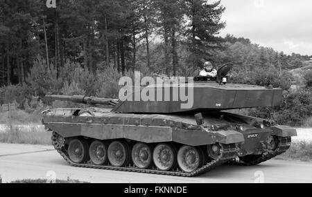 British Challenger 2 Tank fahren mit ihm Revolver während eines Trainingslaufs umgekehrt. Juli 2016 Stockfoto