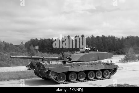 British Challenger 2 Tank fahren mit ihm Revolver während eines Trainingslaufs umgekehrt. Juli 2016 Stockfoto