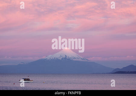 Blick vom Puerto Varas über Lago Llanquihue auf Vulkan Osorno, abends Licht, Seenplatte, Patagonien, Chile Stockfoto