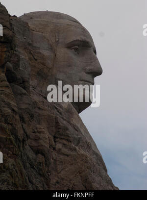 George Washington Skulptur Profil am Mount Rushmore scheinen aus einer Nebenstraße führt zum Denkmal Stockfoto
