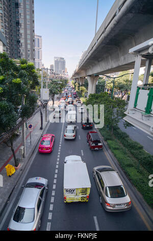 Bangkok, Sukhumvit Road, Thailand - 4. Januar 2016: Sukhumvit Road, Blick auf verkehrsreichen von Siam BTS Sky Bahnhof, in der Nähe Stockfoto