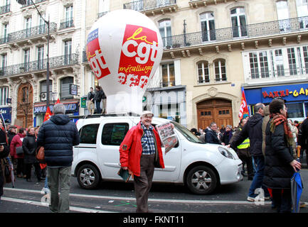 Paris, Frankreich. 9. März 2016. Französische Gewerkschaft Arbeiter nehmen Teil an einer Protestkundgebung gegen eine neu vorgeschlagenen Arbeitsgesetzbuch in Paris, Frankreich, am 9. März 2016. Studenten, Gewerkschaften und sogar Politiker, einschließlich Rebel sozialistische Abgeordnete, marschierten am Mittwoch in den Straßen von Paris und in französischen Städten bundesweit Protest gegen eine Regierung geplante Reform des Arbeitsgesetzbuches, nach ihnen, würde weiter fragilen Wirtschaftslage Arbeitnehmer untergraben. Bildnachweis: Zheng Bin/Xinhua/Alamy Live-Nachrichten Stockfoto