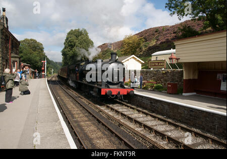 63395 0-8-0 Q6 Klasse Eingabe Goathland Station auf der neuesten Plattform gebunden für Pickering Stockfoto