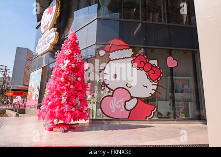 Bangkok, Siam Square One, Thailand - 4. Januar 2016: Hello Kitty Haus Bangkok: Cafe, Shop & Spa mit Weihnachtsbaum im Siam S Stockfoto