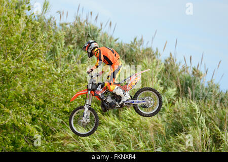 BARCELONA - JUN-28: Ein Profi-Fahrer beim FMX (Freestyle Motocross) Wettbewerb bei LKXA Extreme Sports. Stockfoto