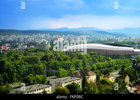 Cluj, Cluj-Napoca, Rumänien-12. Juli 2015: Blick auf th Cluj Arena, Central Park Simion Barnutiu mit dem Marasti-Bereich in einem sonnigen Stockfoto