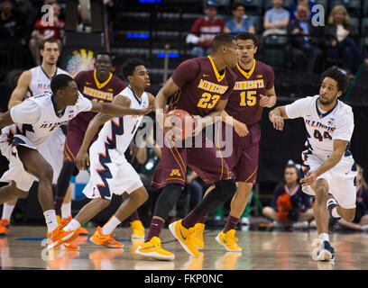 Indianapolis, USA Zoll. 9. März 2016. Illinois Fighting Illini vorwärts Kipper Nichols #2 Schlägen der Ball aus den Händen der Minnesota Golden Gophers weiterleiten Charles Buggs #23 in die wartenden Hände der Illinois Fighting Illini Garde Alex Austin #44 im ersten Halbjahr Aktion während der Big Ten Conference Herren-Basketball-Turnier zwischen Illinois und Minnesota an des Bankiers Leben Fieldhouse in Indianapolis, IN. Illinois 85, Minnesota 52.XX Mark Davis/Cal Sport Media/Alamy Live-Nachrichten Stockfoto