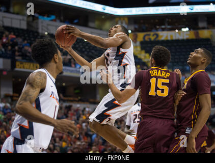 Indianapolis, USA Zoll. 9. März 2016. Illinois Fighting Illini Wache Malcolm Hill #21 spaltet die Verteidigung von Minnesota Golden Gophers Guard Stephon scharfe #15 und Minnesota Golden Gophers leitet Charles Buggs #23 für ein Halbjahr Versuch während der Big Ten Conference Herren-Basketball-Turnier zwischen Illinois und Minnesota an des Bankiers Leben Fieldhouse in Indianapolis, IN. Illinois 85, Minnesota 52.XX Mark Davis/Cal Sport Media/Alamy Live-Nachrichten Stockfoto