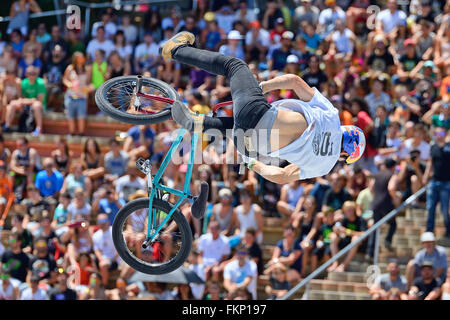 BARCELONA - JUN-28: Ein Profi-Fahrer beim Flatland BMX (Bicycle Motocross) Wettbewerb bei LKXA Extreme Sports. Stockfoto