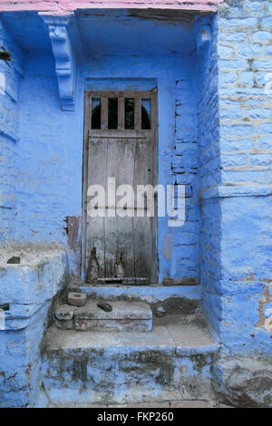 Klassische Tür-, Fenster- und Wand in Bluecity Jodhpur, Indien. Stockfoto