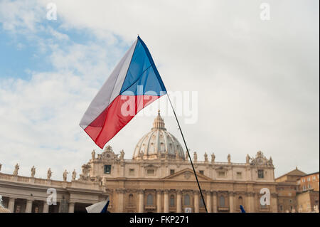 Tschechien Flagge in St. peter im Vatikan in Rom Platz Stockfoto