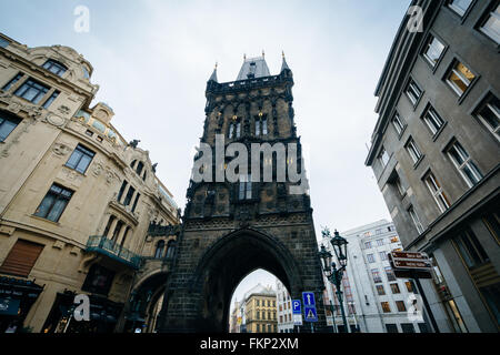 Der Pulverturm in der Altstadt, Prag, Tschechische Republik. Stockfoto