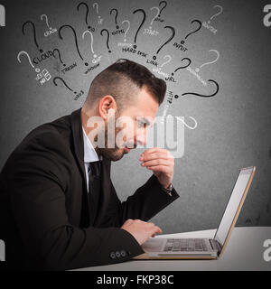 Zweifel am Computer verwenden Stockfoto