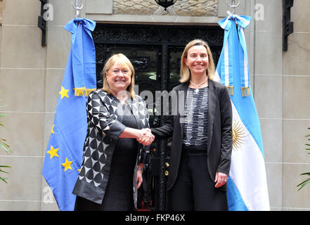 Buenos Aires, Argentinien. 9. März 2016. Argentiniens Außenminister Susana Malcorra (L) schüttelt die Hand mit der Hohen Vertreterin der EU für Außen- und Sicherheit Politik Federica Mogherini in Buenos Aires, Argentinien, am 9. März 2016. © Roberto Daniel Garagiola/fremde Ministerium für Presse/TELAM/Xinhua/Alamy Live-Nachrichten Stockfoto