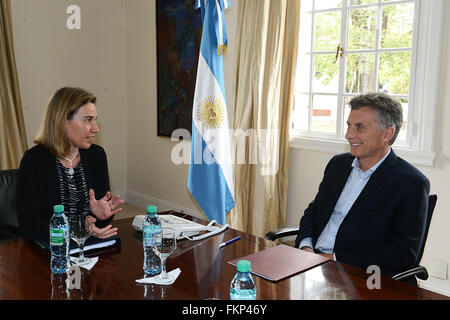 Buenos Aires, Argentinien. 9. März 2016. Argentiniens President Mauricio Macri (R) trifft mit dem hohen Vertreter der EU für auswärtige Angelegenheiten und Sicherheit Politik Federica Mogherini im Olivos Präsidentenpalast in Buenos Aires, Argentinien am 9. März 2016. © Präsidentschaft/TELAM/Xinhua/Alamy Live-Nachrichten Stockfoto