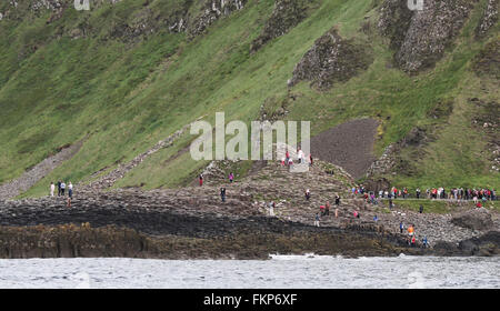 Touristen zu Fuß auf der Giant's Causeway, County Antrim, Nordirland. Stockfoto