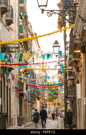 Straßenszene am Festivalzeit in dem historischen Viertel Barrio Alto, Lissabon, Portugal Stockfoto