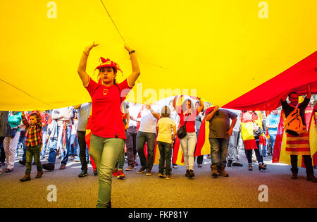 Anti-Unabhängigkeit Katalanisch Demonstranten tragen spanische Fahne während einer Demonstration für die Einheit von Spanien anlässlich der Spa Stockfoto