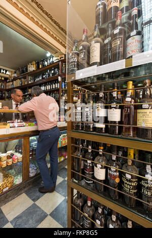 Eigentümer und Kunden in lokale Spezialität shop Verkauf Vintage Portwein, Lissabon, Portgual Stockfoto