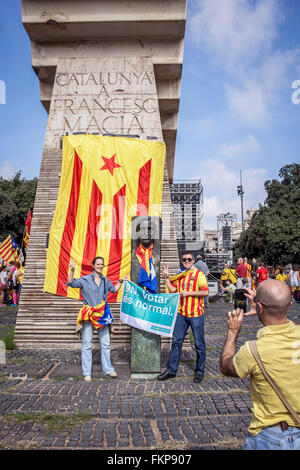 Demonstranten in Francesc Macia Denkmal, während politische Demonstration für die Unabhängigkeit Kataloniens. Catalunya Platz. Oktobe Stockfoto
