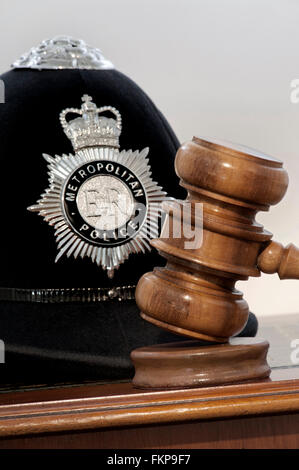 POLIZEI GAVEL GERICHT EID BEWEIS URTEIL Rechtskonzept Metropolitan Police Helm mit Richtern gavel in London Law Courts Situation UK Stockfoto