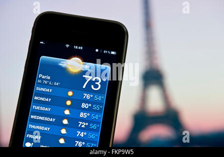 Eiffelturm bei Sonnenuntergang mit Smartphone-Bildschirm anzeigen Woche 73f Urlaub Sonne auf Wetter-Smartphone-Anwendung Stockfoto