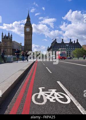 Lane und roten Fahrradroute in Westminster mit Big Ben und die Houses of Parlament London UK Stockfoto