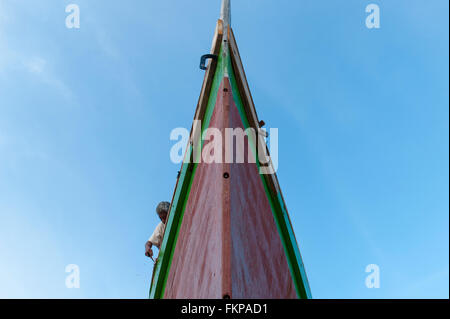 Boot-Hersteller reparieren das Holzboot in Mabul Island, Malaysia. Stockfoto