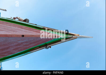 Boot-Hersteller reparieren das Holzboot in Mabul Island, Malaysia. Stockfoto