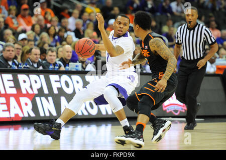 Kansas City, Missouri, USA. 9. März 2016. Kansas State Wildcats Wache Carlbe Ervin II (1) Handspiel bei der NCAA Big 12 Meisterschaft Basketball-Spiel zwischen der Kansas State Wildcats und die Oklahoma State Cowboys im Sprint Center in Kansas City, Missouri. Kendall Shaw/CSM/Alamy Live-Nachrichten Stockfoto