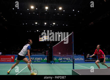 Birmingham, Vereinigtes Königreich. 9. März 2016. Chinas Wang Yihan (L) konkurriert in der Frauen Singles ersten Vorrundenspiel mit Cheung Ngan-Yi Hong Kong China bei den 2016 YONEX All England Open Badminton Championships in Birmingham, England am 9. März 2016. Wang Yihan gewann 2: 0. Bildnachweis: Han Yan/Xinhua/Alamy Live-Nachrichten Stockfoto