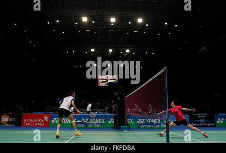 Birmingham, Vereinigtes Königreich. 9. März 2016. Chinas Wang Yihan (L) konkurriert in der Frauen Singles ersten Vorrundenspiel mit Cheung Ngan-Yi Hong Kong China bei den 2016 YONEX All England Open Badminton Championships in Birmingham, England am 9. März 2016. Wang Yihan gewann 2: 0. Bildnachweis: Han Yan/Xinhua/Alamy Live-Nachrichten Stockfoto