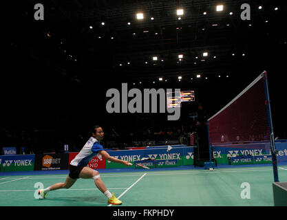 Birmingham, Vereinigtes Königreich. 9. März 2016. Chinas Wang Yihan kehrt den Federball während der Frauen Singles erstes Vorrundenspiel mit Cheung Ngan-Yi Hong Kong China bei den 2016 YONEX All England Open Badminton Championships in Birmingham, England am 9. März 2016. Wang Yihan gewann 2: 0. Bildnachweis: Han Yan/Xinhua/Alamy Live-Nachrichten Stockfoto