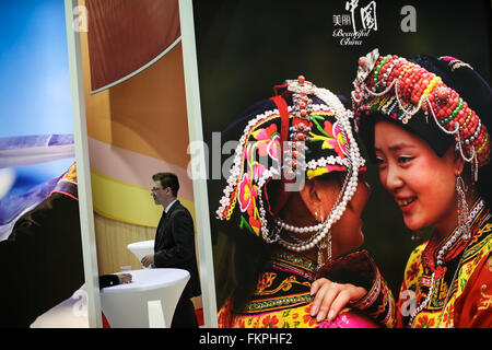 Berlin, Deutschland. 9. März 2016. Besucher sprechen auf China-Stand während der 50. Berlin internationalen Tourismus Messe (ITB) in Berlin, Deutschland, am 9. März 2016. Chinesische Aussteller sammelten sich zur Förderung des "Silk Road Tourismus" in China als 50. Berlin ITB hier am Mittwoch startete. © Zhang Fan/Xinhua/Alamy Live-Nachrichten Stockfoto