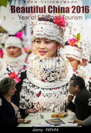 Berlin, Deutschland. 9. März 2016. Besucher sprechen auf China-Stand während der 50. Berlin internationalen Tourismus Messe (ITB) in Berlin, Deutschland, am 9. März 2016. Chinesische Aussteller sammelten sich zur Förderung des "Silk Road Tourismus" in China als 50. Berlin ITB hier am Mittwoch startete. © Zhang Fan/Xinhua/Alamy Live-Nachrichten Stockfoto