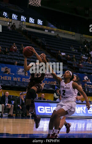 New Orleans, Louisiana, USA. 9. März 2016. Texas State Bobcats bewachen Taeler Hirsch (23) bei einer NCAA Basketball-Spiel zwischen dem Texas State Bobcats und Arkansas-Little Rock-Trojaner in der UNO Lakefront Arena in New Orleans, Louisiana Stephen Lew/CSM/Alamy Live-Nachrichten Stockfoto