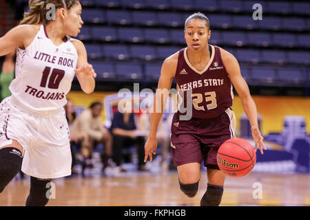 New Orleans, Louisiana, USA. 9. März 2016. Texas State Bobcats bewachen Taeler Hirsch (23) bei einer NCAA Basketball-Spiel zwischen dem Texas State Bobcats und Arkansas-Little Rock-Trojaner in der UNO Lakefront Arena in New Orleans, Louisiana Stephen Lew/CSM/Alamy Live-Nachrichten Stockfoto