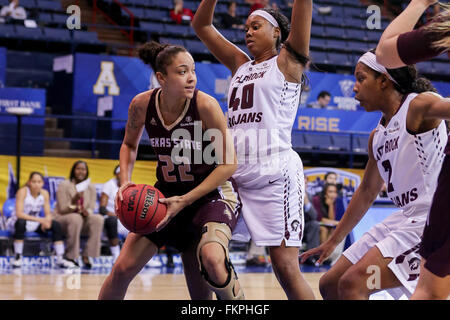 New Orleans, Louisiana, USA. 9. März 2016. Texas State Bobcats weiterleiten Ti'Aira Pitts (22) während einer NCAA Basketball-Spiel zwischen dem Texas State Bobcats und Arkansas-Little Rock-Trojaner in der UNO Lakefront Arena in New Orleans, Louisiana Stephen Lew/CSM/Alamy Live-Nachrichten Stockfoto