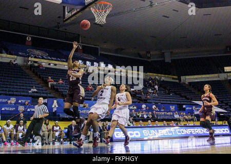 New Orleans, Louisiana, USA. 9. März 2016. Texas State Bobcats bewachen Taeler Hirsch (23) bei einer NCAA Basketball-Spiel zwischen dem Texas State Bobcats und Arkansas-Little Rock-Trojaner in der UNO Lakefront Arena in New Orleans, Louisiana Stephen Lew/CSM/Alamy Live-Nachrichten Stockfoto