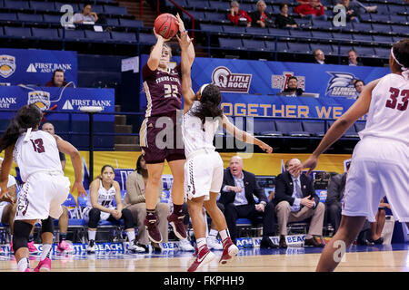 New Orleans, Louisiana, USA. 9. März 2016. Texas State Bobcats bewachen Kaitlin Walla (32) bei einer NCAA Basketball-Spiel zwischen dem Texas State Bobcats und Arkansas-Little Rock-Trojaner in der UNO Lakefront Arena in New Orleans, Louisiana Stephen Lew/CSM/Alamy Live-Nachrichten Stockfoto