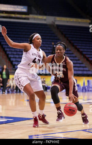 New Orleans, Louisiana, USA. 9. März 2016. Texas State Bobcats weiterleiten Whitney Apari (25) während einer NCAA Basketball-Spiel zwischen dem Texas State Bobcats und Arkansas-Little Rock-Trojaner in der UNO Lakefront Arena in New Orleans, Louisiana Stephen Lew/CSM/Alamy Live-Nachrichten Stockfoto