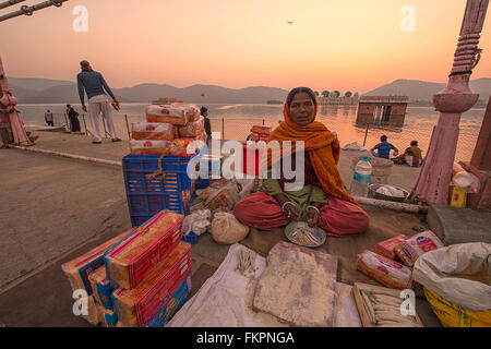 Brot-Verkäufer posieren für die Kamera bei Sonnenaufgang in Jal Mahal Wasserpalast, Jaipur, Indien Stockfoto